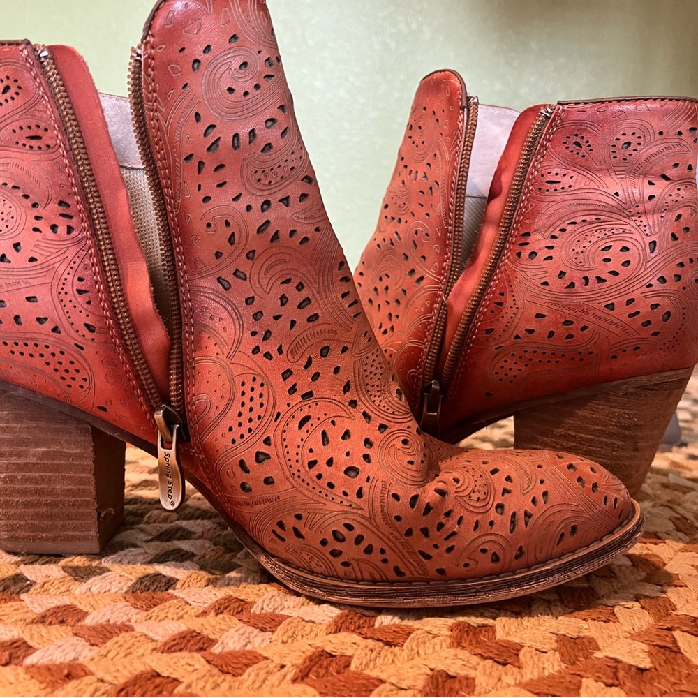 L’artiste gorgeous red ankle boots, size 10, great condition!